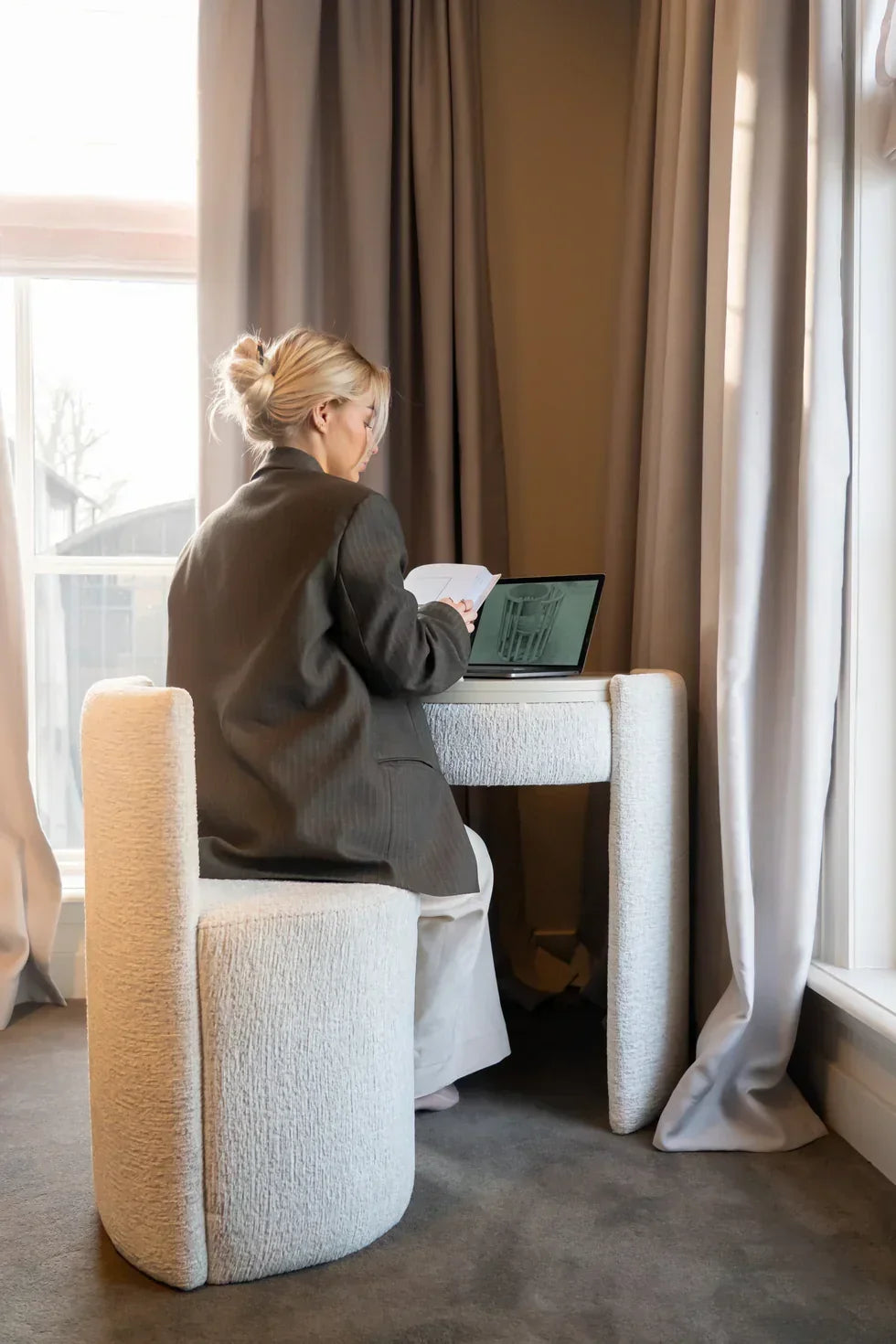 Norveta Vanity Table
